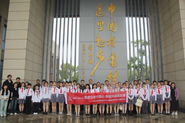 从观景平台眺望,整个厂区建筑鳞次栉比,被誉为"国之光荣"的秦山核电